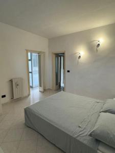 1 dormitorio con 1 cama grande y 2 luces en la pared en La Casa Di Nonno Roberto, en Livorno