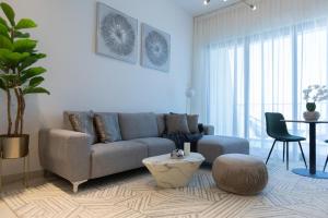 - un salon avec un canapé et une table dans l'établissement 1br Apt W Burj Khalifa View - Fully Furnished, à Dubaï