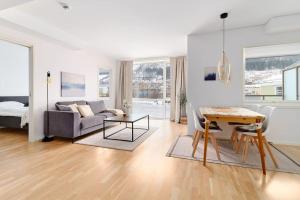 salon z kanapą i stołem w obiekcie Bergen's Finest: Sleek Oasis with Two Bedroom w Bergen
