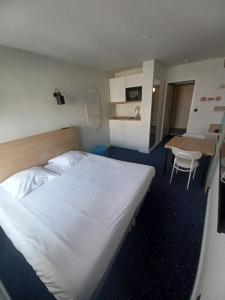 Postel nebo postele na pokoji v ubytování Appart'Hôtel Lauréades Clermont-Ferrand Centre Jaude