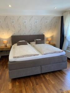 Ένα ή περισσότερα κρεβάτια σε δωμάτιο στο Ferienwohnung Janus Altstadt-Hameln Haus 1 inklusive Parkplatz mit und ohne Balkon