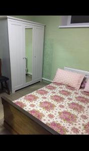 ein Schlafzimmer mit einem großen Bett mit einer rosa Tagesdecke in der Unterkunft Relax House Downtown !!! in Bălţi