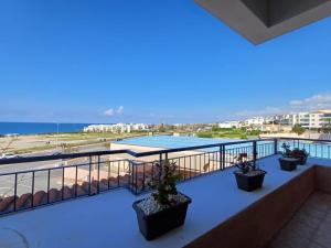 un balcón con vista a la playa en Kings Palace - spacious 2-bed with sea views and large patio, en Pafos