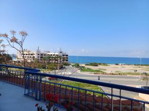 una vista del océano desde un balcón en Kings Palace - spacious 2-bed with sea views and large patio, en Pafos