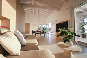 een woonkamer met een bank en een tafel bij Villa F in Bardolino