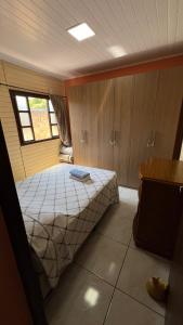 um pequeno quarto com uma cama num barco em La Casa de Gramado em Gramado