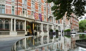 a building with a fountain in front of a building at Mayfair Stylish central London Modern Suite in London