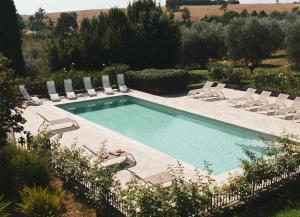uma piscina com espreguiçadeiras e uma piscina em Villa Dorotea - Homelike Villas em Porano