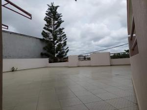 a tree on the top of a building with a wall at Timba chic-villa 1 in Cotonou