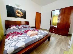 a bedroom with a large bed in a room at Timba chic-villa 1 in Cotonou