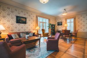salon z kanapą, krzesłami i stołem w obiekcie Appia Hotel Residences w Pradze