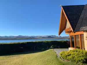 a house on a hill with a view of the water at Casa con costa del lago in Dina Huapi