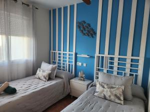 Posteľ alebo postele v izbe v ubytovaní BAJO en PRIMERA LÍNEA de VERA-PLAYA con piscina privada!