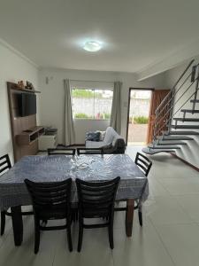 sala de estar con mesa de comedor y sillas en Residencial Maria Elena, en Florianópolis