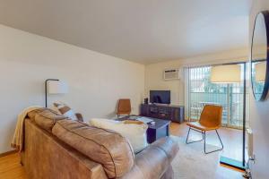 Una sala de estar con un sofá y un televisor. en Lofts at Aria 10, en Kalispell