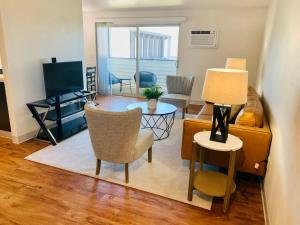 una sala de estar con un sofá y una mesa en Modern Lofts at Aria 11, en Kalispell