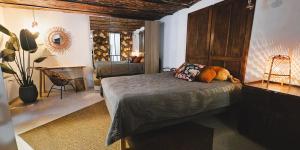 1 dormitorio con cama, escritorio y silla en Maison de ville entre Disneyland et Paris. en Lagny