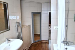 een badkamer met een wastafel en een spiegel bij The Castle Hotel Wetherspoon in Ruthin