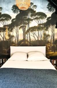拉尼的住宿－Maison de ville entre Disneyland et Paris.，卧室配有白色的床铺和一幅树木画