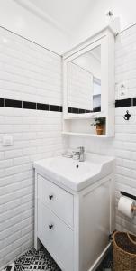 拉尼的住宿－Maison de ville entre Disneyland et Paris.，白色的浴室设有水槽和镜子