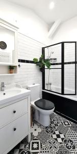 拉尼的住宿－Maison de ville entre Disneyland et Paris.，白色的浴室设有卫生间和水槽。