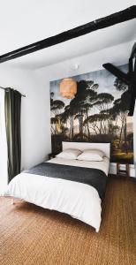 - une chambre avec un grand lit orné d'une peinture murale dans l'établissement Maison de ville entre Disneyland et Paris., à Lagny-sur-Marne