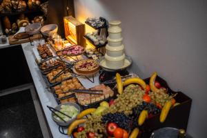 uma mesa com um monte de diferentes tipos de alimentos em Hotel Carpathia em Sinaia