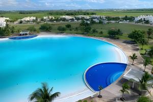 an overhead view of a large blue swimming pool at Dream Lagoons Veracruz in Veracruz