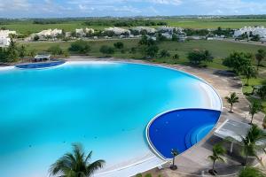 - une vue sur la grande piscine bleue dans l'établissement Dream Lagoons Veracruz, à Veracruz