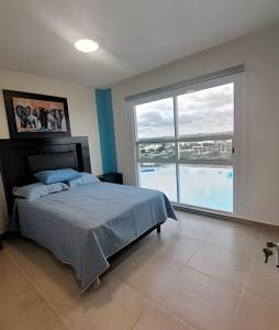- une chambre avec un lit et une grande fenêtre dans l'établissement Dream Lagoons Veracruz, à Veracruz