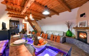 的住宿－Cozy Home In Vukovoj With Wi-fi，客厅配有桌子和壁炉