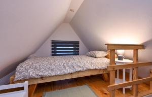 ein Schlafzimmer mit einem Bett und einem Bettrahmen aus Holz in der Unterkunft Cozy Home In Vukovoj With Wi-fi 