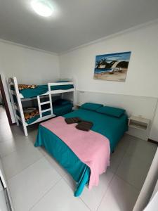 um quarto com 2 camas e um beliche em Residencial Maria Elena em Florianópolis