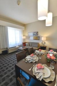 sala de estar con mesa con sillas y sofá en TownePlace Suites by Marriott Williamsport, en Williamsport