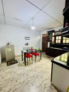 Breeze Blows- Solitude Holiday Home في ماتارا: غرفة مع طاولة وكراسي ومطبخ
