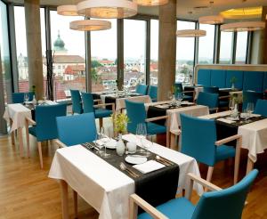 Reštaurácia alebo iné gastronomické zariadenie v ubytovaní Hotel Erwin Junker