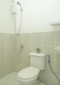 y baño con ducha y aseo blanco. en Matina Pangi Evisa Subdivision 2 bedrooms house with parking wifi Netflix, en Davao City