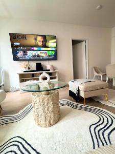 un soggiorno con un tavolo e una TV di Exquisite Urban Oasis: Luxury 1 Bedroom Retreat in Downtown Manhattan a New York