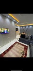 TV a/nebo společenská místnost v ubytování Cozy king bed in 6 of October city