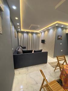 Posezení v ubytování Cozy king bed in 6 of October city