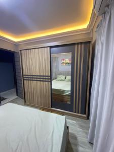 Postel nebo postele na pokoji v ubytování Cozy king bed in 6 of October city