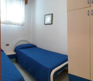 1 Schlafzimmer mit 2 Betten und einem Fenster in der Unterkunft Lovely flat in Bibione Pineda 100m from the beach in Bibione