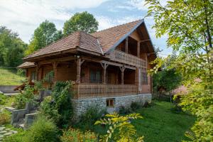 a large wooden house with a roof at La sat in Bertea