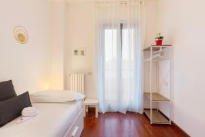 a small bedroom with a bed and a window at [3BDRM in ChinaTown]&Monumentale in Milan
