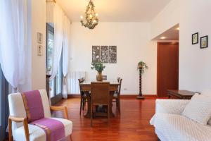 a living room with a table and chairs at [3BDRM in ChinaTown]&Monumentale in Milan