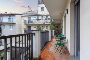 a balcony with a table and chairs on it at [3BDRM in ChinaTown]&Monumentale in Milan