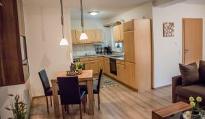 ein Wohnzimmer und eine Küche mit einem Tisch und Stühlen in der Unterkunft Haus Avallon in Cochem