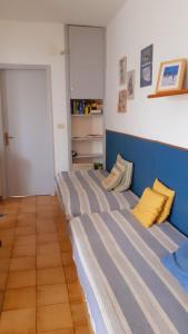 ランペドゥーザにあるAppartamento Guitgiaの青と白の壁の客室で、ベッド2台が備わります。
