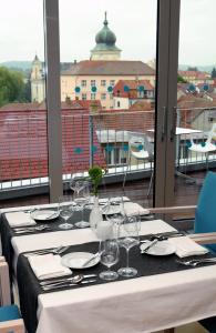 Reštaurácia alebo iné gastronomické zariadenie v ubytovaní Hotel Erwin Junker