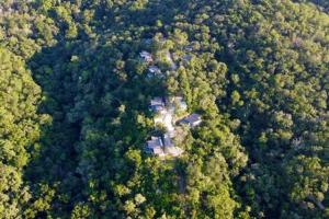 widok z powietrza na dom w środku lasu w obiekcie Modern Villa Overlooking Macal River Valley w mieście Benque Viejo del Carmen